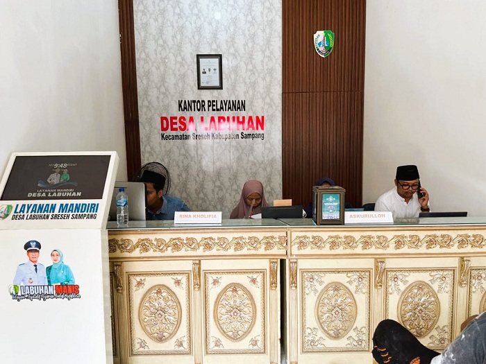 SEPENUH HATI: Petugas pemdes berada di ruang pelayanan desa di Balai Desa Labuhan, Kecamatan Sreseh, Sampang. (PEMDES LABUHAN UNTUK JPRM)