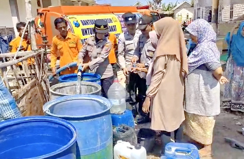 SANGAT DIBUTUHKAN: Petugas BPBD dan Polres Pamekasan saat menyalurkan bantuan air bersih kepada masyarakat Desa Polagan, Kecamatan Galis, beberapa waktu lalu.