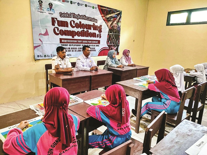BERLANGSUNG: Ketua K3S SD Mohammad Imam saat meninjau pelaksanaan seleksi lomba mewarnai tingkat kecamatan di SDN Gunung Kembar 1, Kecamatan Manding, Sumenep, Rabu (13/8). (HERIVIYA YUVI/JPRM)