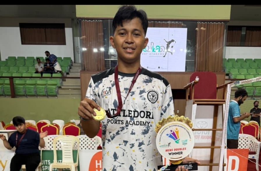 BERPRESTASI: R Bagaskoro Arya Erlangga menunjukkan trofi dan medali yang diraih dari Faekans Presents Faeka International Invitation Badminton Tournament 2025 di India.