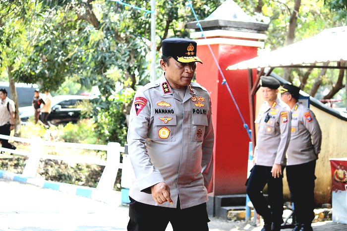 BERSAHAJA: Kapolda Jatim Irjen Pol Nanang Avianto tiba di Mapolres Bangkalan. (VIVIN AGUSTIN HARTONO/JPRM)
