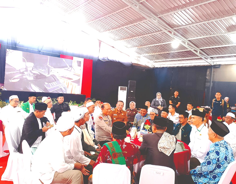 BERSINERGI: Kapolda Jatim Irjen Pol Nanang Avianto bersilaturahmi dengan tokoh agama dan Forkopimda Sampang Selasa (12/8). (UBAIDILLAHIR RAIE/JPRM)