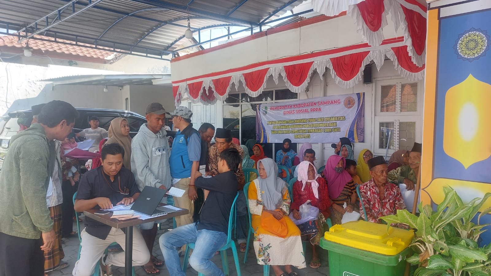ANTRE: Petugas mengecek persyaratan penerima bantuan penyandang disabilitas di kantor Bank Sampang,