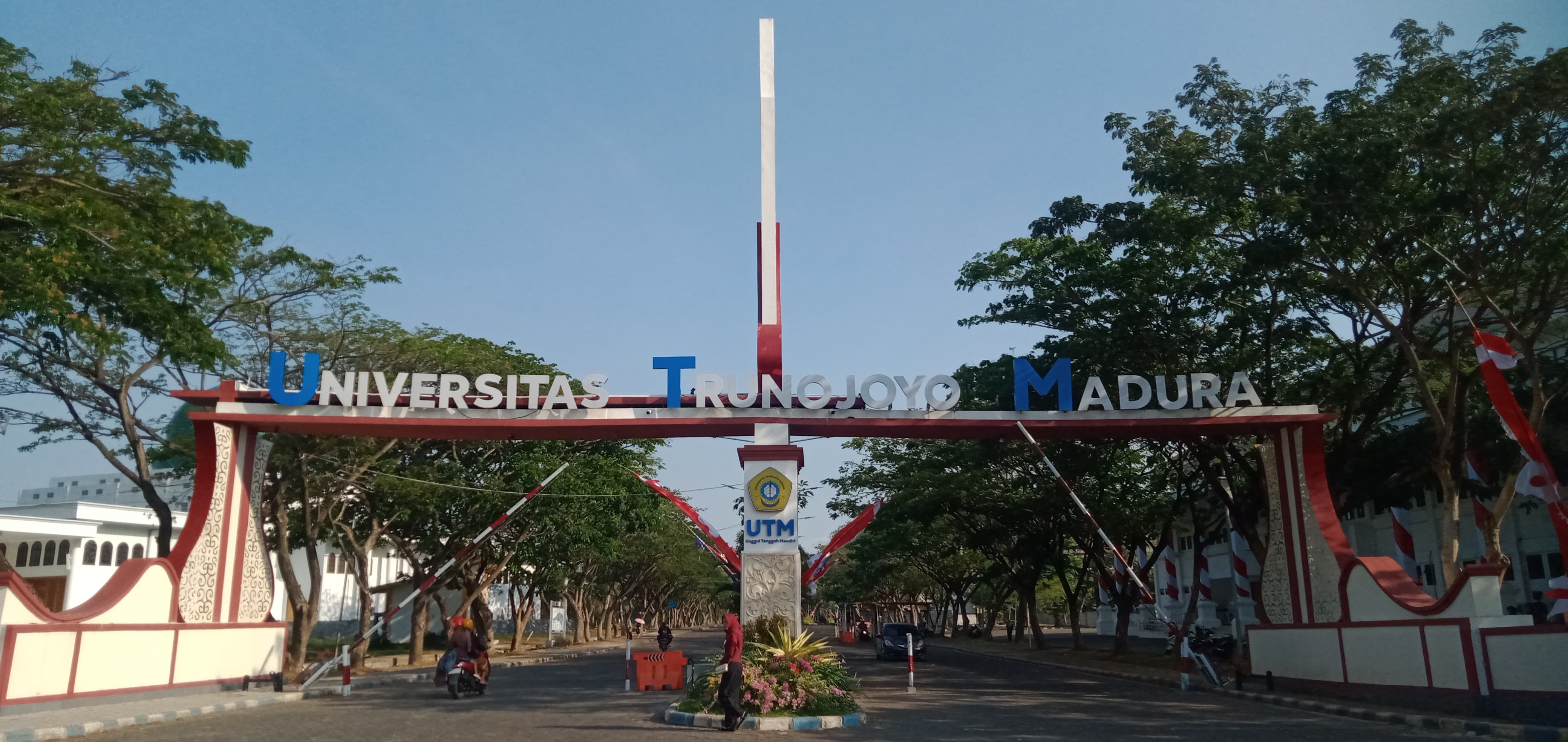 MEGAH: Pintu gerbang Universitas Trunojoyo Madura (UTM) yang ada di Desa Telang, Kecamatan Kamal, Kabupaten Bangkalan, Rabu (13/8/).