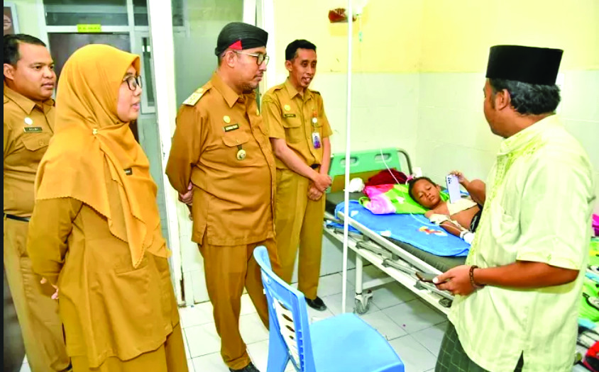 MERAKYAT: Bupati Sumenep Achmad Fauzi Wongsojudo (pakai belangkon) mengecek pelayanan kesehatan di Puskesmas Gapura, Senin (6/5/2024). (PROKOPIM SUMENEP UNTUK JPRM)