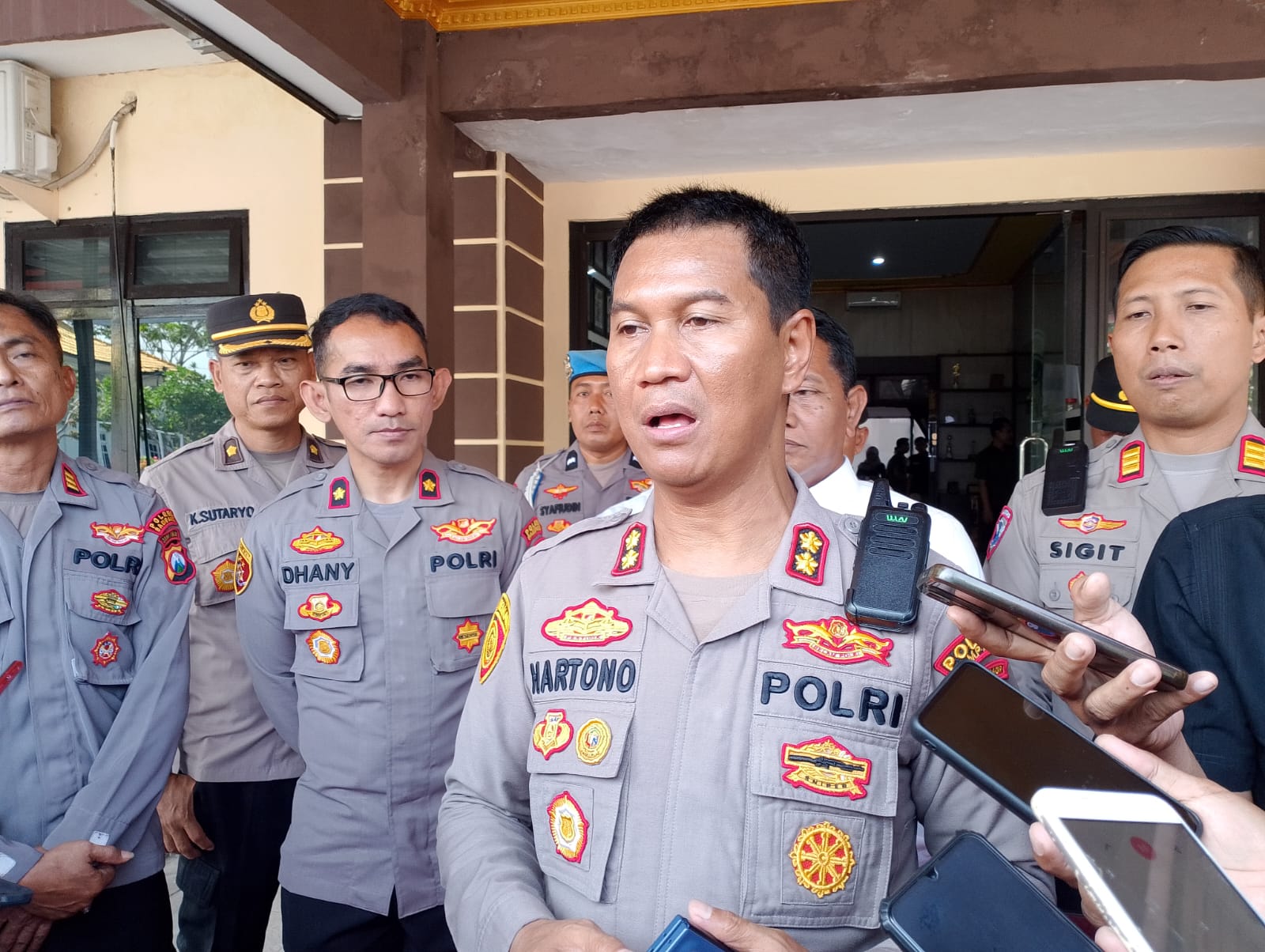 TEGAS: Kapolres Sampang AKBP Hartono saat ditemui di kantornya kemarin.