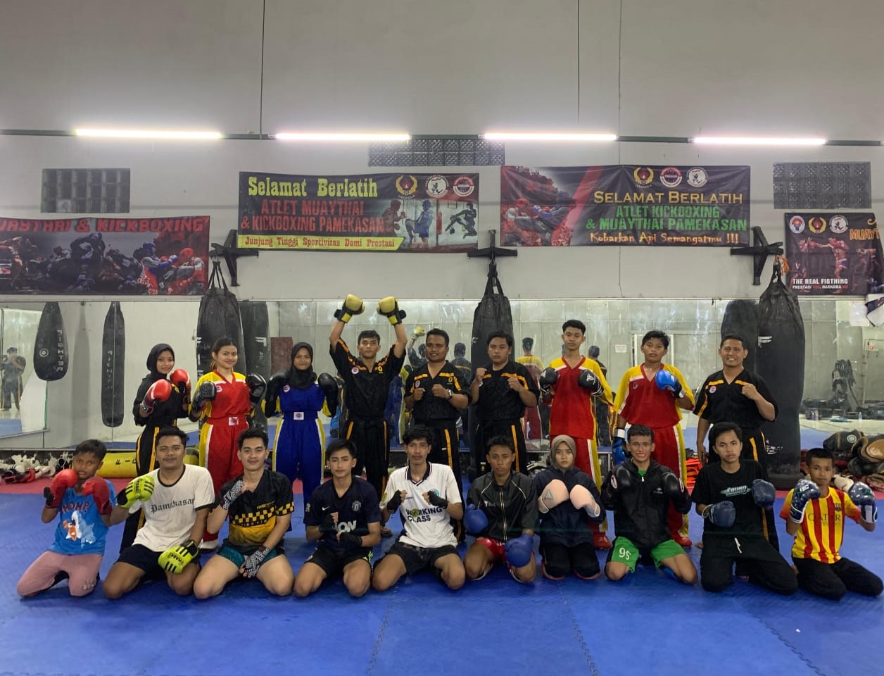 SERIUS: Atlet KBI Pamekasan dan MI Pamekasan berfoto bersama di Master Gym, Selasa (5/8) malam.
