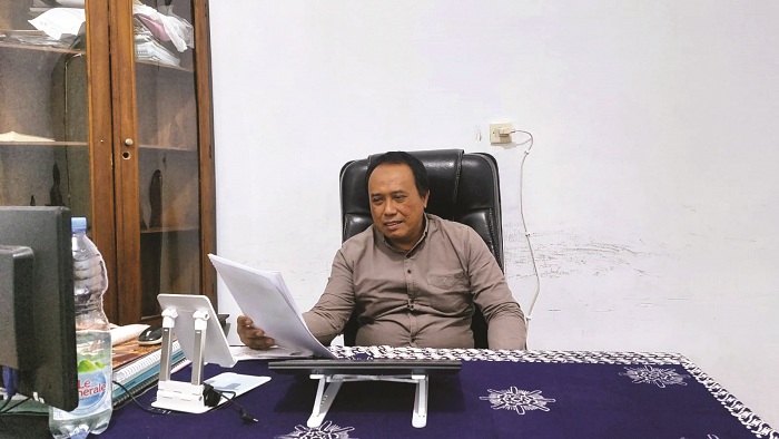 SANTAI: Direktur Utama PT GSM saat ditemui di ruangannya, Senin (11/8). (JUNAIDI PONDIYANTO/JPRM)