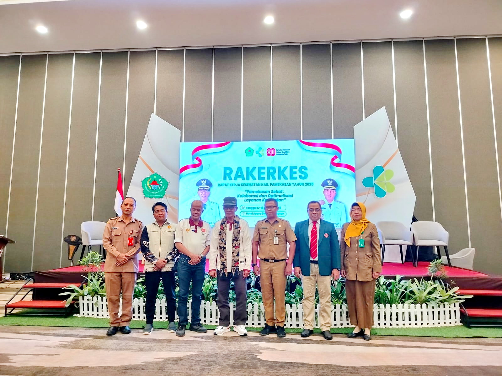 SATU PADU: Bupati Pamekasan KH Kholilurrahman berfoto bersama peserta rakerkes Prakarsa Dinkes Pamekasan di Azana Style Hotel Madura, Selasa (12/8).