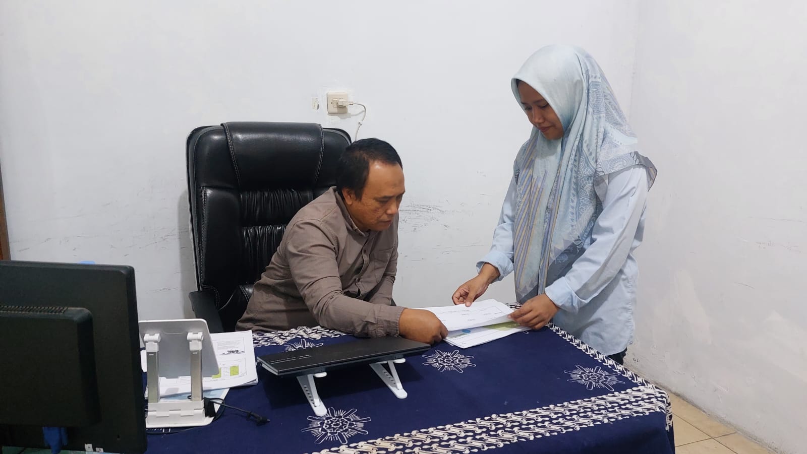 TELITI: Direktur Utama PT GSM Tamsul (kiri) menerima laporan dari staf di ruang kerjanya Senin (11/8).