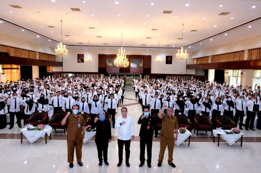 Wali Kota Surabaya Eri Cahyadi memberikan pengarahan sekaligus menyerahkan Surat Keputusan (SK) tentang pengangkatan Pegawai Pemerintah dengan Perjanjian Kerja (PPPK) Tahap 1 kepada 470 guru di Gedung
