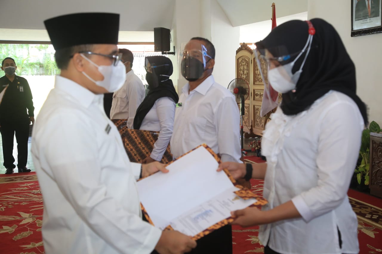 Sebanyak 590 tenaga honorer eks kategori II (K-2) di lingkungan Pemkab Banyuwangi resmi diangkat menjadi Pegawai Pemerintah dengan Perjanjian Kerja (PPPK)