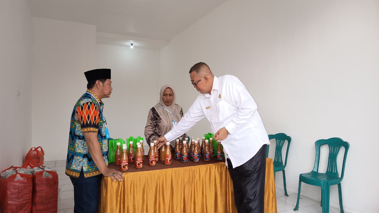 PANTAU LANGSUNG: Kepala Dinas Koperasi, Usaha Mikro, dan Perdagangan (Diskop Umdag) Bangkalan Achmad Siddiq meninjau koperasi unit desa (KUD) di Kecamatan Burneh Rabu (13/08).