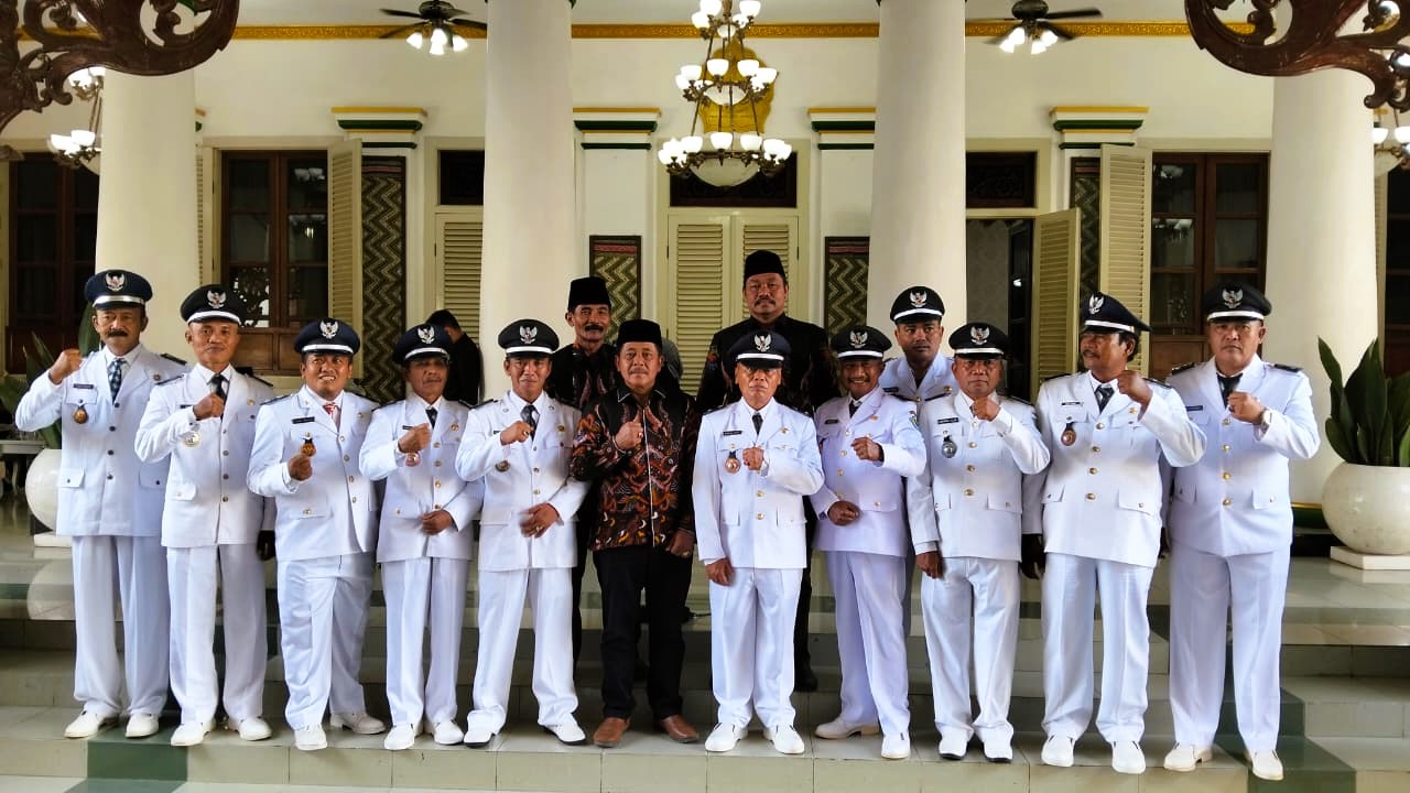 BERSINERGI: Ketua Perkasa Pamekasan Pahrianto didampingi pengurus berfoto bersama dengan 11 kades usai dikukuhkan di Pendopo Ronggosukowati, Pamekasan, Rabu (13/8).