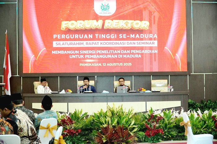 GAYENG: Moderator Dr Ah. Fawaid, M.A saat memandu acara yang menghadirkan narasumber Drs Moh. Masyhur Abadi, M.Fil.I serta Dr Achmad Amzeri, S.P., M.P.