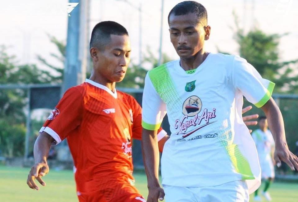 PUTRA DAERAH: Pesepak bola Sampang Farid memperkuat Persebaya dalam turnamen Piala Soeratin U-17 saat melawan Persesa di Lapangan ABC Gelora Bung Tomo, Rabu (9/7).