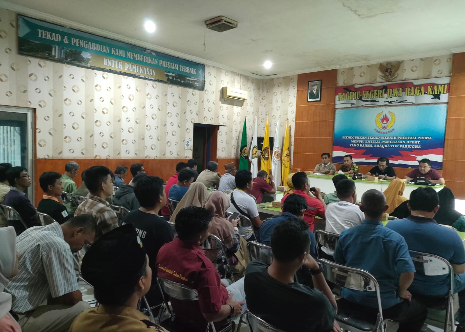 DISKUSI: Para perwakilan cabor mengikuti kegiatan di Kantor KONI Pamekasan, Kamis (9/1).