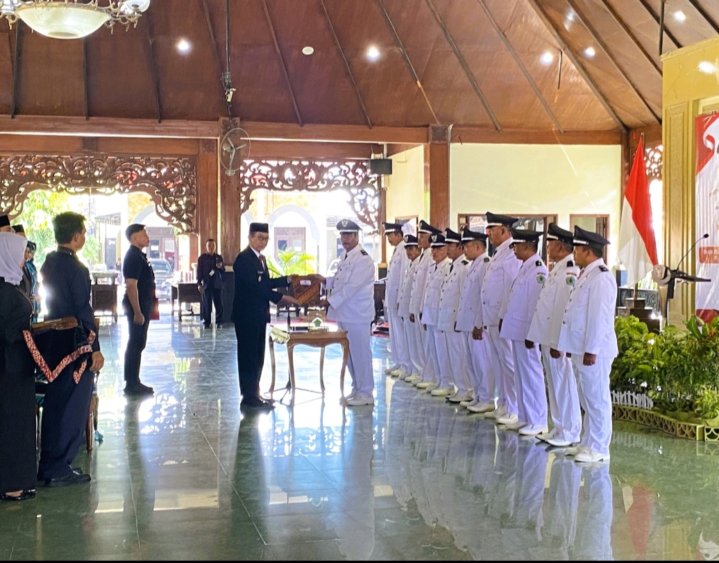 SAKRAL: Bupati Pamekasan Kholilurrahman mengkukuhkan sebelas Kades di Pendopo Ronggosukowati, Pamekasan, Rabu (13/8).