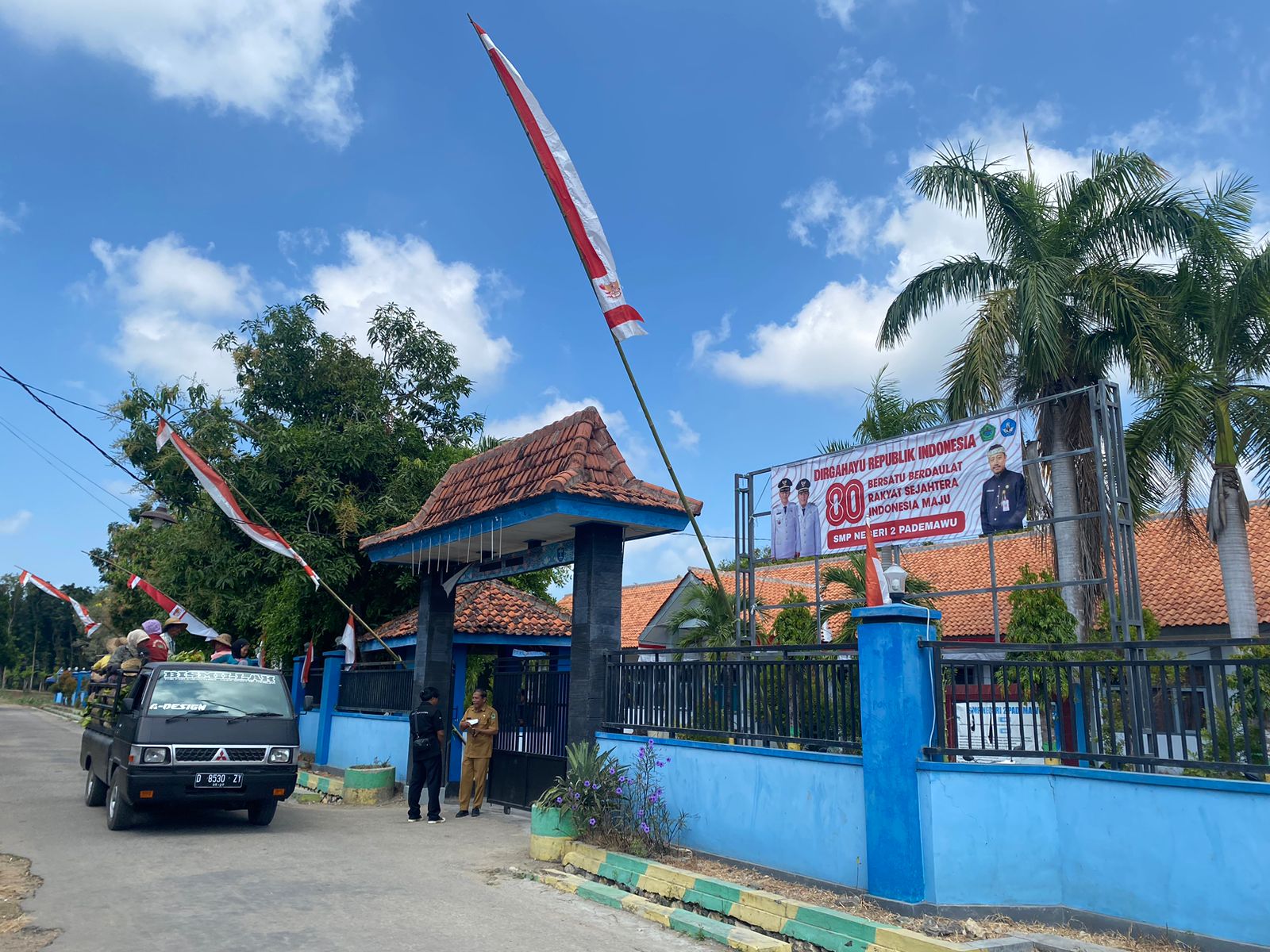 EDUKASI: Sejumlah siswa melintas di depan SMPN 2 Pademawu Senin (11/8).