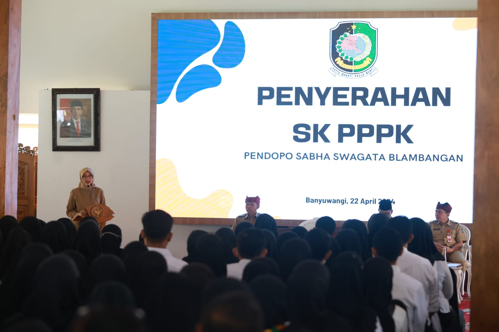 Sebanyak 550 Pegawai Pemerintah dengan Perjanjian Kerja atau PPPK Banyuwangi menerima surat keputusan (SK) pengangkatan