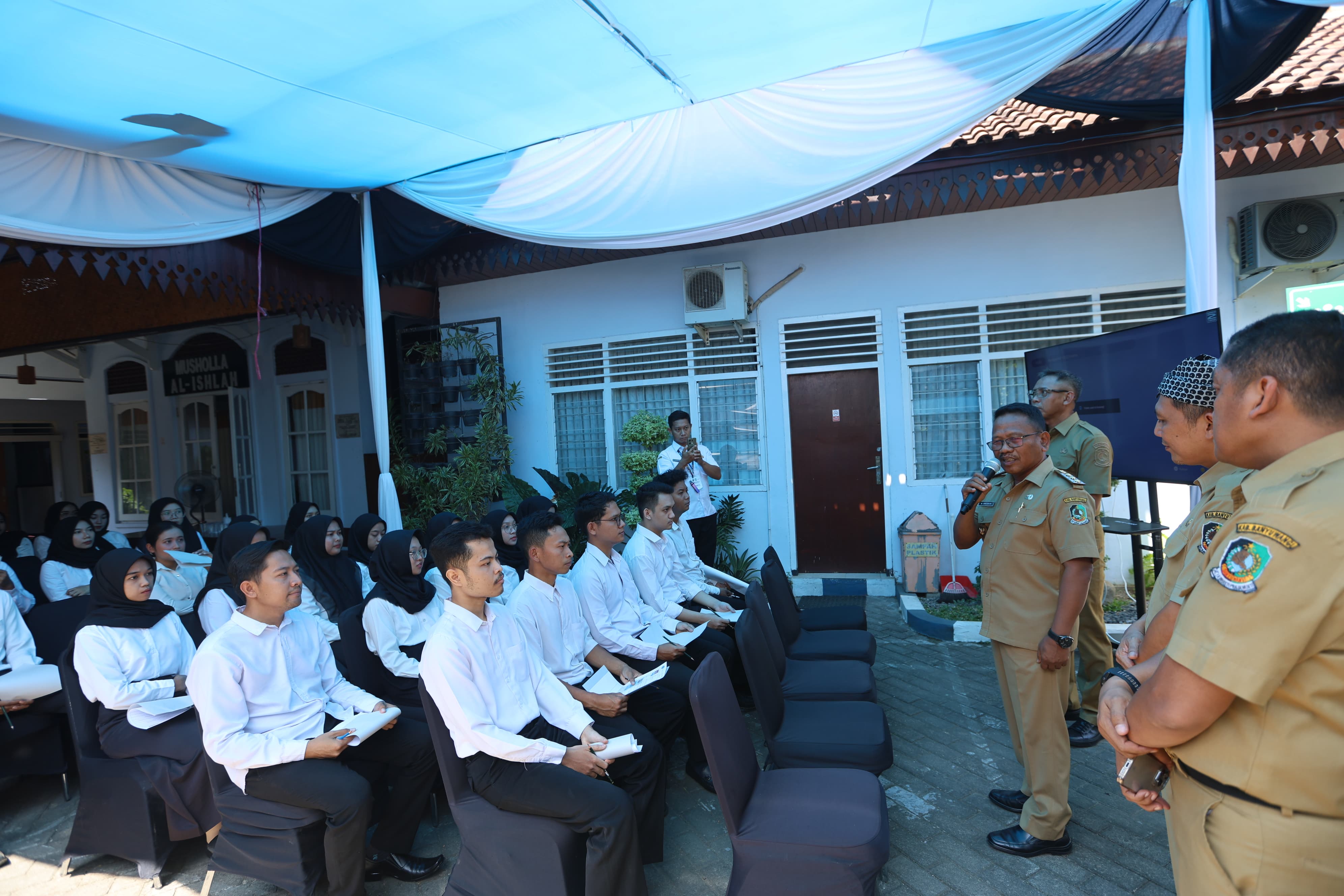 Para pelamar calon pegawai negeri sipil (CPNS) 2024 untuk formasi di Kabupaten Banyuwangi yang lolos seleksi administrasi mulai mengikuti ujian seleksi kompetensi dasar (SKD)