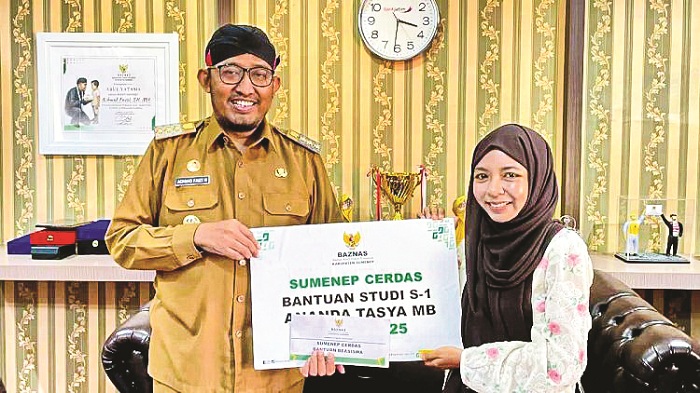 PEDULI: Bupati Achmad Fauzi Wongsojudo menyerahkan program beasiswa ke mahaiswi asal Kecamatan Talango di rumah dinas bupati Senin (11/8). (PROKOPIM SUMENEP UNTUK JPRM)