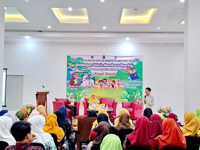 ANTUSIAS: Avan Fathurrahman (berdiri) menyampaikan materi di depan ratusan peserta bimbingan teknis membaca nyaring di Aula Hotel El Malik Sumenep Kamis (14/8). (MOH. LATIF/JPRM)