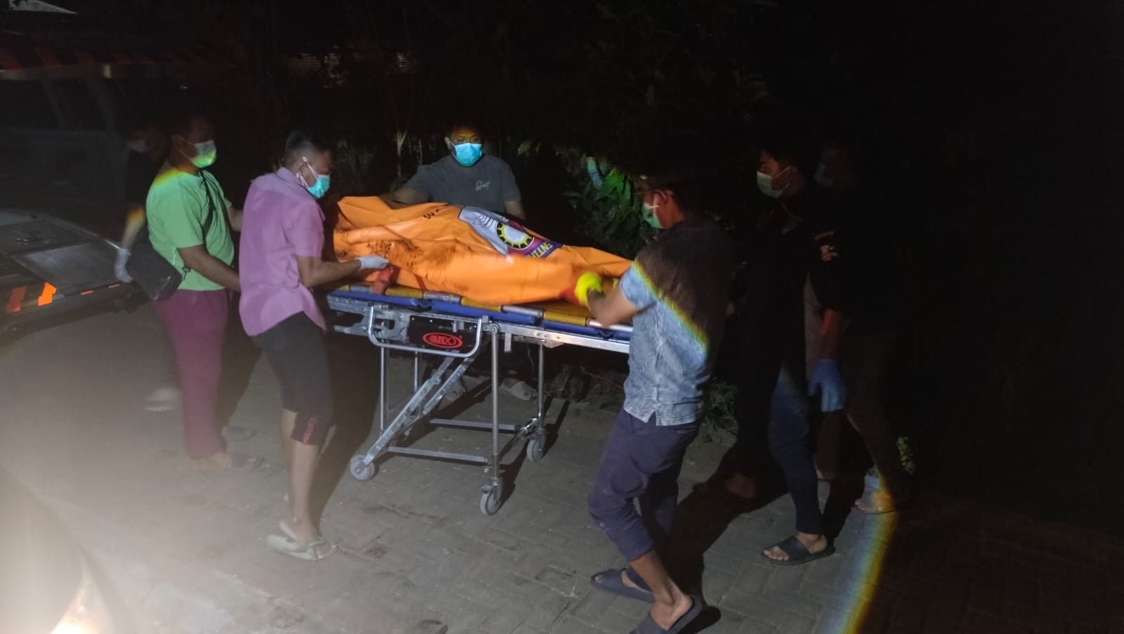 EVAKUASI: Petugas mengevakuasi jasad korban untuk dibawa di RSUD dr H Moh. Anwar, Sumenep, Selasa (12/8) malam.