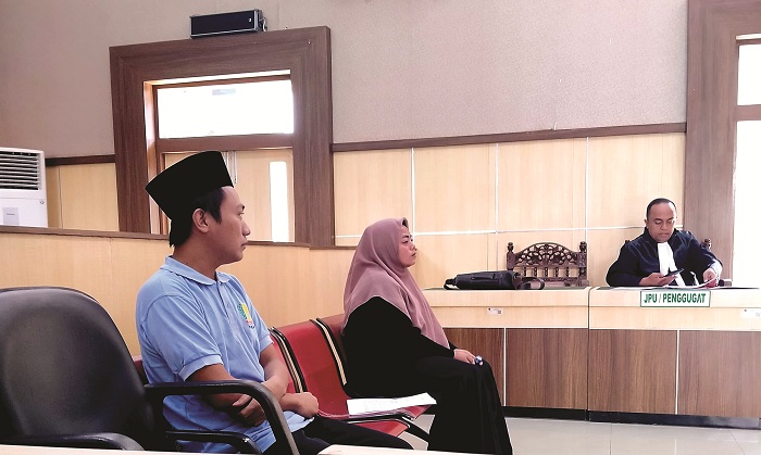 MINTA KERINGANAN: Dua terdakwa kasus dugaan penyalahgunaan narkoba bersiap mengikuti sidang lanjutan dengan agenda pembacaan pleidoi di Pengadilan Negeri Pamekasan Kamis (14/8). (ISTIMEWA)