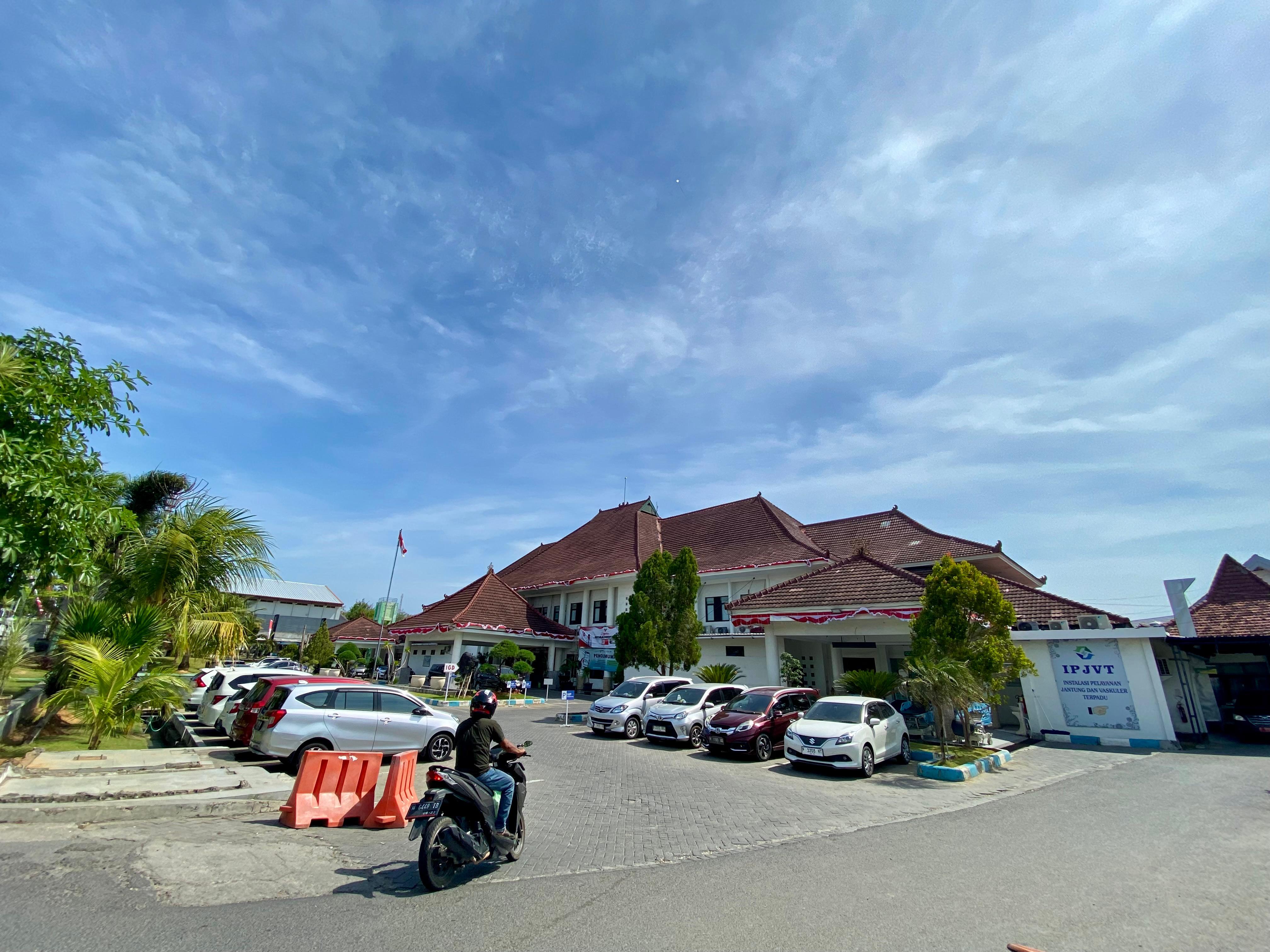 HARUS WASPADA: Warga berada di sekitar RSUD Smart Pamekasan, Rabu (13/8).