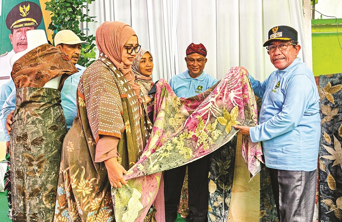 DISOROT: Wabup Sumenep Imam Hasyim didampingi Kadisbudporapar Mohamad Iksan menunjukkan batik saat membuka program wirausaha santri di Ponpes At-Taufiqiyah, Kecamatan Bluto, Jumat (23/5).