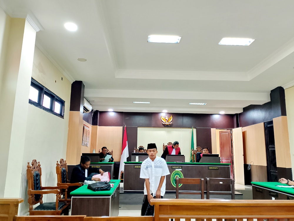 DIADILI: Terdakwa Farel Andriansyah beranjak meninggalkan ruang sidang Pengadilan Negeri Sampang, Rabu (13/8).
