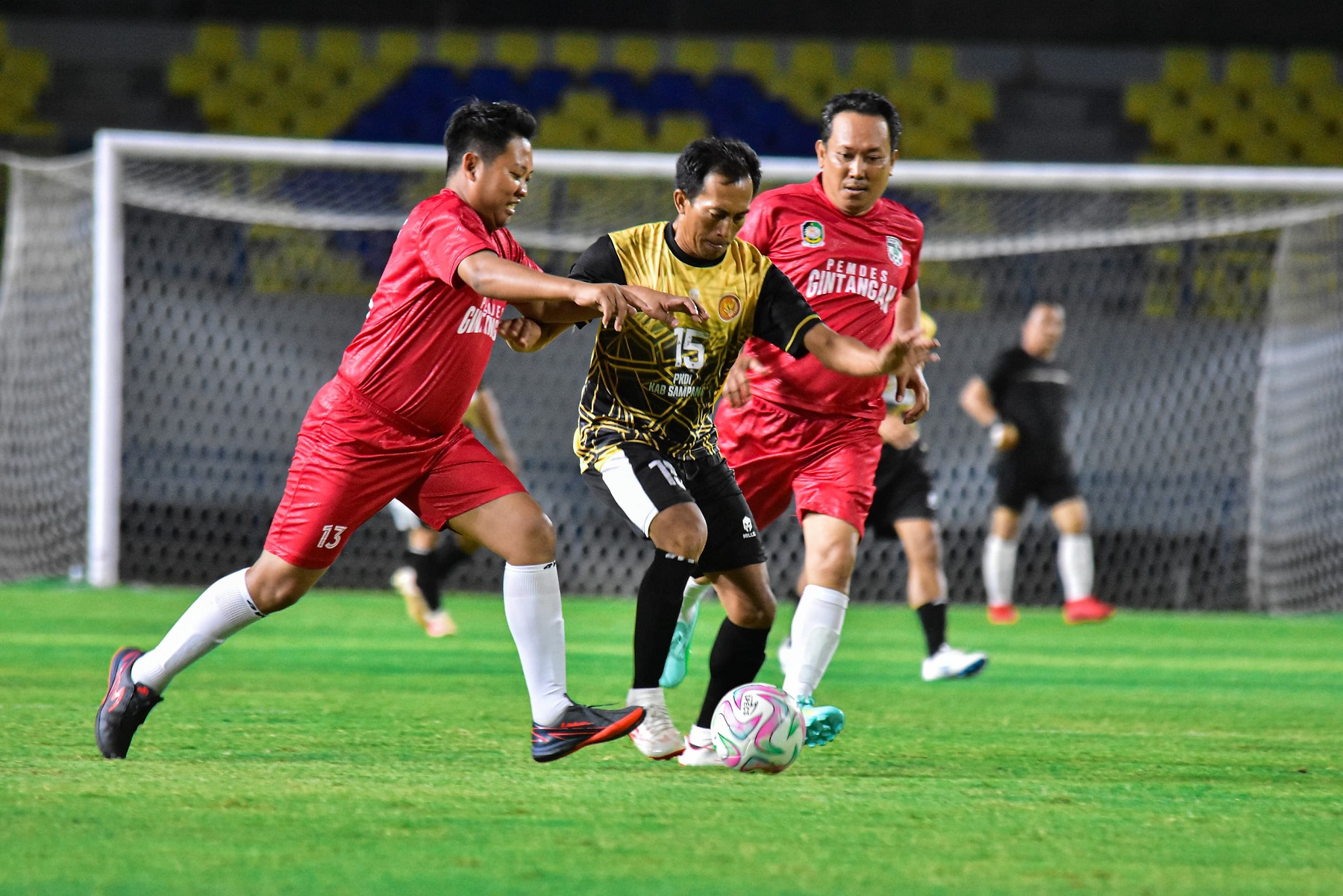 LINCAH: Pemain PKDI Sampang menggiring bola saat menghadapi PKDI Banyuwangi di Stadion Joko Samudro, Gresik, Rabu (13/8) malam.