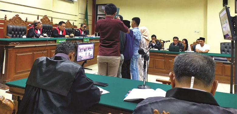 PROSES HUKUM: Terdakwa Moh. Syaifuddin didampingi PH-nya saat mengikuti sidang di Pengadilan Tipikor Surabaya, Selasa (29/7). (KEJARI UNTUK JPRM)