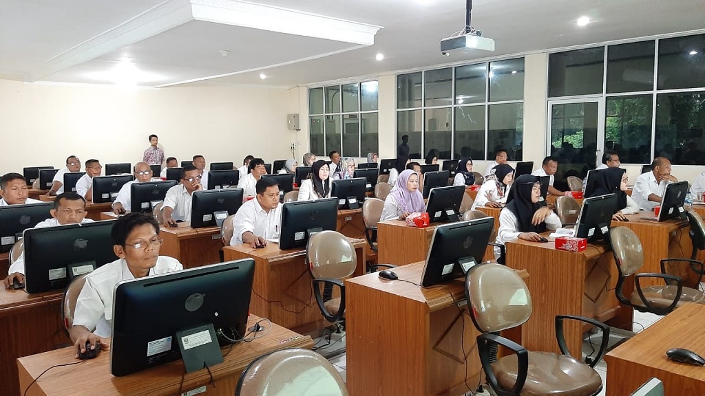 Para peserta CPNS sedang melakukan ujian, untuk yang belum mendaftar harus mempersiapkan diri dengan matang
