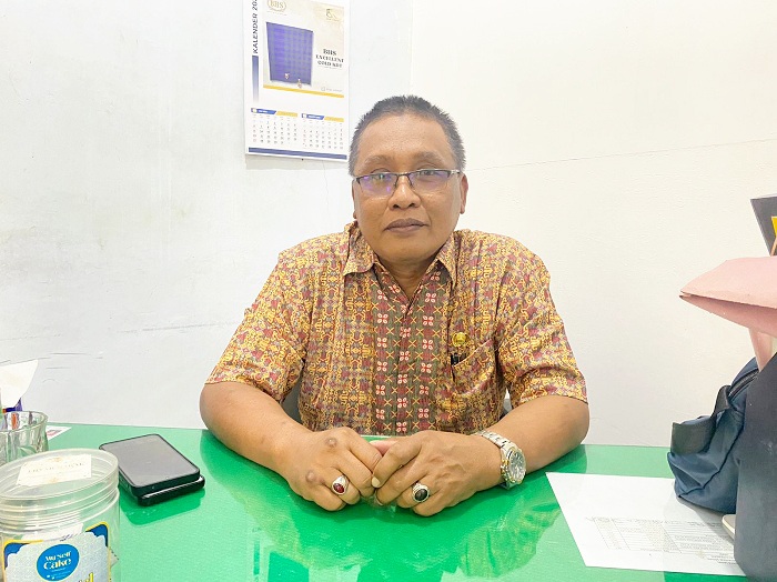BERI KETERANGAN: Kabid Linjamsos Dinsos Pamekasan Agus Wijaya saat ditemui di ruangannya Kamis (14/8). (AYU LATIFAH/JPRM)