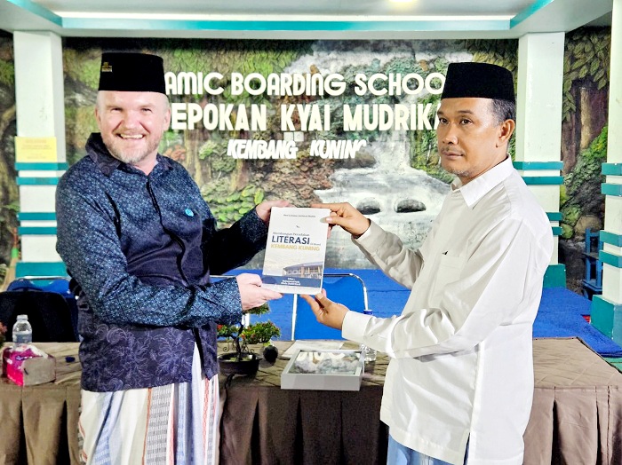 AKRAB: Direktur Utama IBS PKMKK Pamekasan Achmad Muhlis memberikan buku kepada CEO asal Australia Lawson Vaughan Lewis, Senin (11/8). (IBS PKMKK PAMEKASAN UNTUK JPRM)