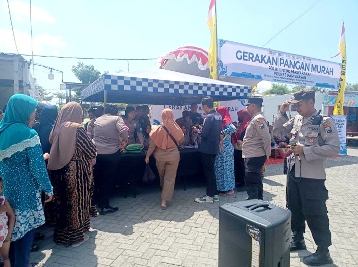 PEREKONOMIAN: Sejumlah masyarakat menyerbu gerakan pangan murah di Food Colony Kamis (14/8). (AYU LATIFAH/JPRM)