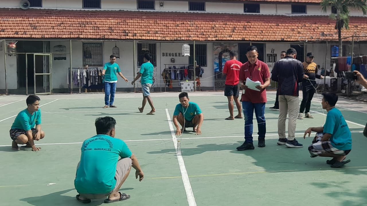 SERU: Rutan Kelas II-B Bangkalan menggelar lomba HUT Ke-80 RI di lapangan utama, Jumat (8/8).