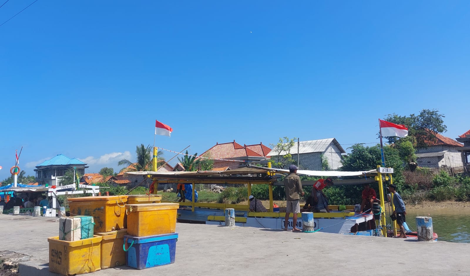 TEPI LAUT: Warga berada sekitar Pelabuhan Tanglok, Kelurahan Banyuanyar, Kecamatan Sampang, Senin (7/7).