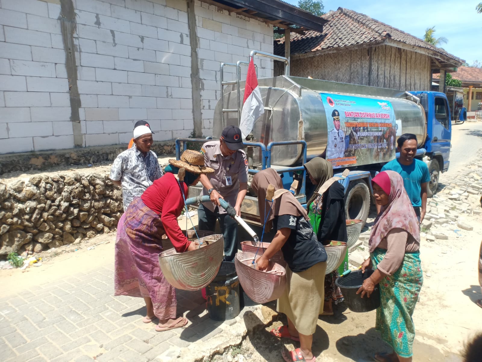 KEKURANGAN AIR: Petugas BPBD Sumenep menyalurkan air bersih di Desa Kombang, Kecamatan Talango, Sumenep, tahun lalu.
