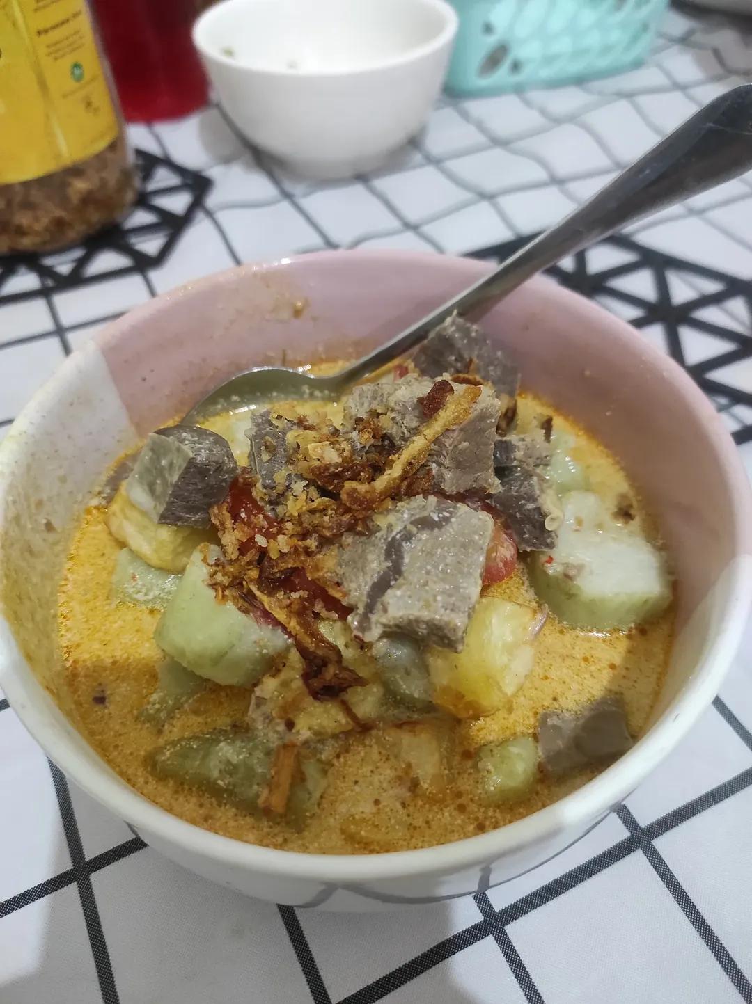 Nikmati Soto Betawi saat cuaca dingin atau pas bareng keluarga.