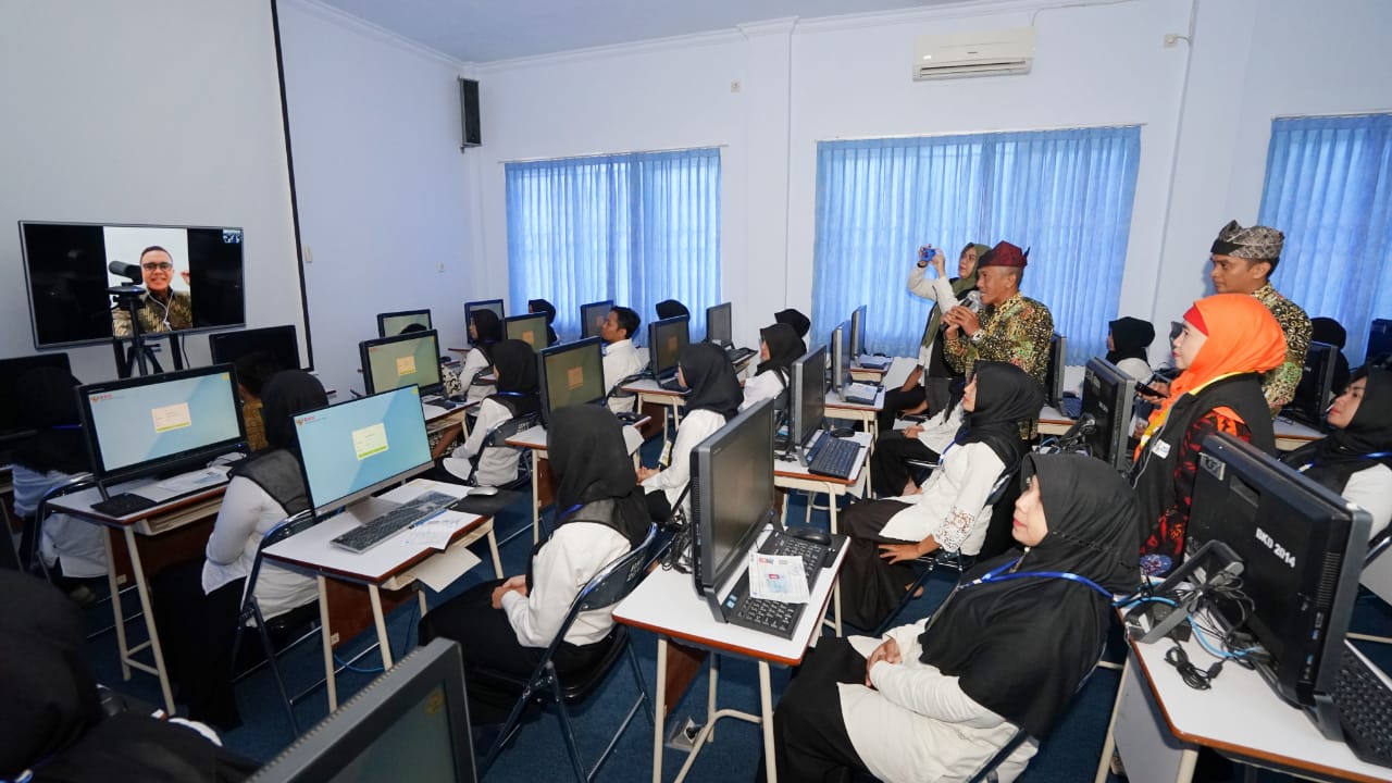 Peserta CPNS sedang bersiap untuk melakukan tes