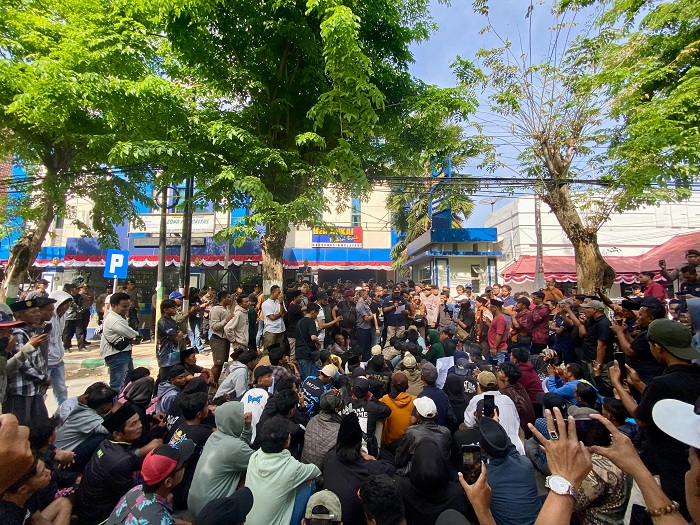 ASPIRASI RAKYAT: Massa melakukan aksi demo ke KPPBC TMP C Madura, Rabu (13/8). (MOH. IQBAL AFGANI/JPRM)