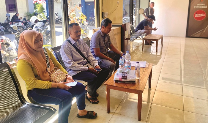 CARI KEPASTIAN: Hamilah didampingi keluarganya duduk di ruang Satreskrim Polres Pamekasan Jumat (15/8). (MOH. IQBAL AFGANI/JPRM)