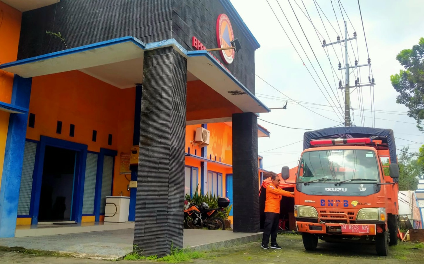 SIAGA: Petugas melihat kendaraan operasional di halaman kantor BPBD Sampang Senin (7/4).