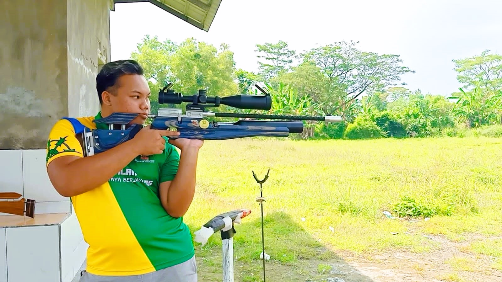 FOKUS: Atlet Perbakin Bangkalan sedang melakukan latihan di lapangan tembak Kodim Bangkalan, Minggu (4/5).