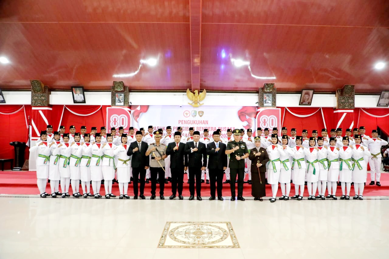 SOLID: Bupati Sampang Slamet Junaidi dan Wabup Ahmad Mahfudz beserta jajaran forkopimda foto bersama anggota Paskibraka di Pendopo Trunojoyo Sampang Jumat (15/8) malam. (PROKOPIM UNTUK JPRM)