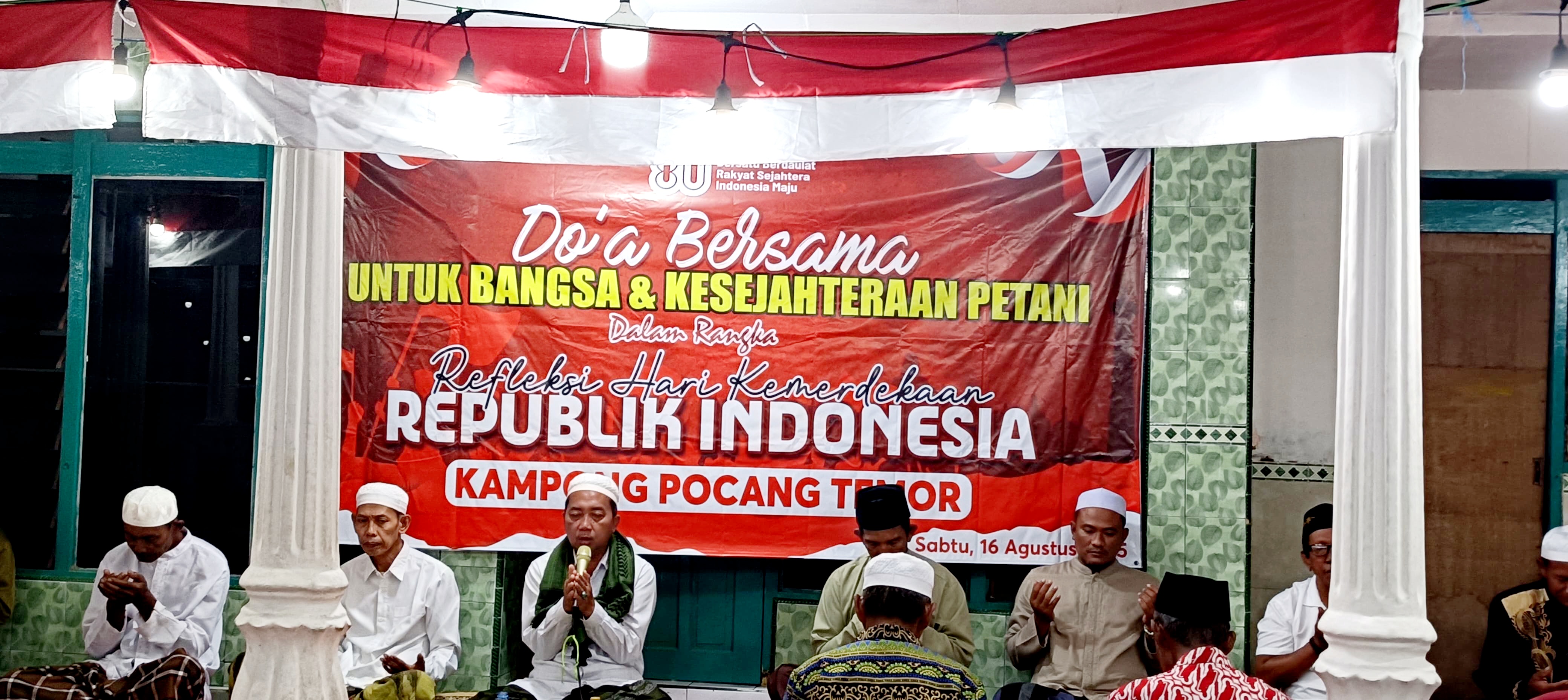 KHUSYUK: KH A. Dumairi memimpin doa bersama peringatan HUT Ke-80 RI di Kampung Pocang Timur, Kecamatan Lenteng, Sumenep, Sabtu (16/8) malam.