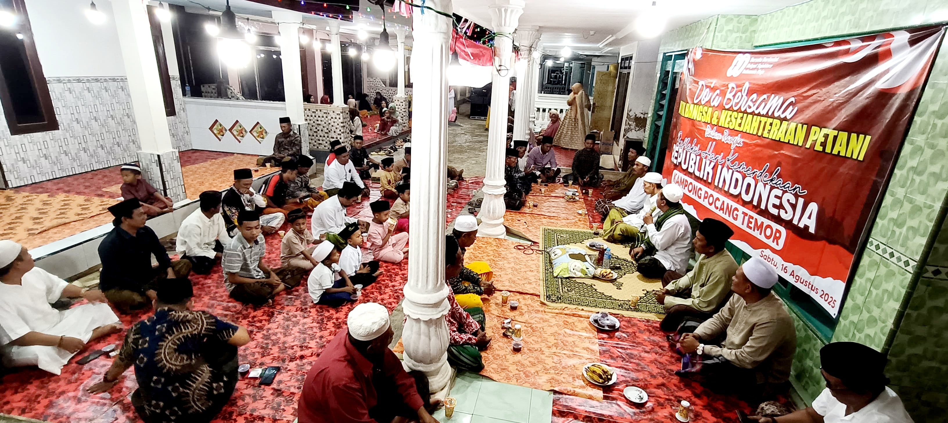 KOMPAK: Warga Pocang Timur, Kecamatan Lenteng, Sumenep, duduk bareng dalam doa bersama memperingati HUT Ke-80 RI pada Sabtu (16/8) malam.